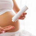 كريمات التفتيح اثناء الحمل- ما يجب استخدامه وتجنبه للحفاظ على صحة طفلك -  لايت كلينك