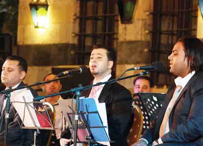 شيخ سوري ينشد «الأذان» علي نغمات «البيانو» | المصري اليوم